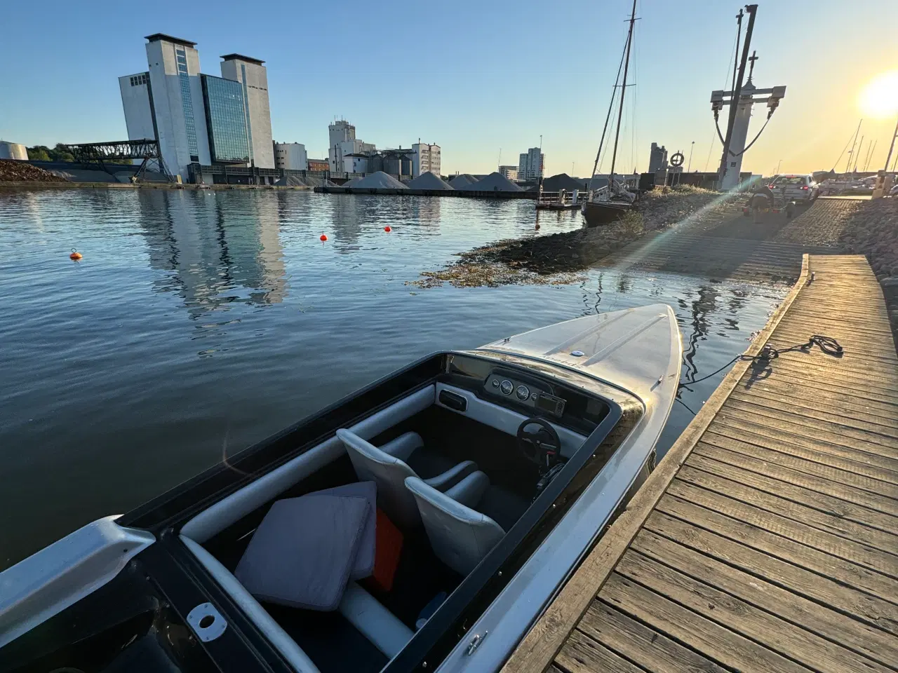 Billede 5 - Ring 18 speedbåd 150hk 2.5 v6 optimax 