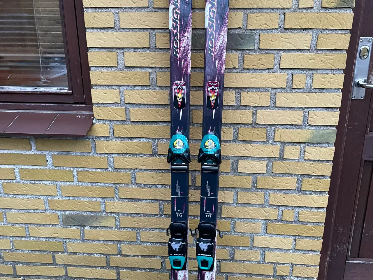 Billede 1 - Alpin ski (73 cm) med stave