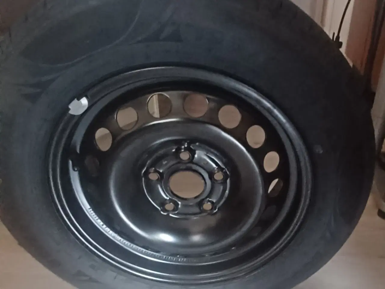 Billede 2 - Komplet hjulsæt + alt udstyr: 4 stk. dæk på stålfæ