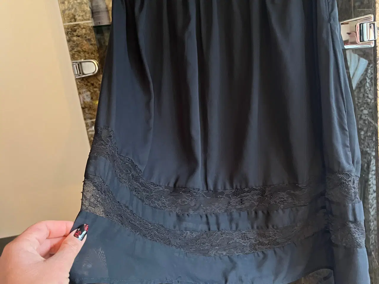 Billede 1 - Smuk sort nederdel med blonder str 40