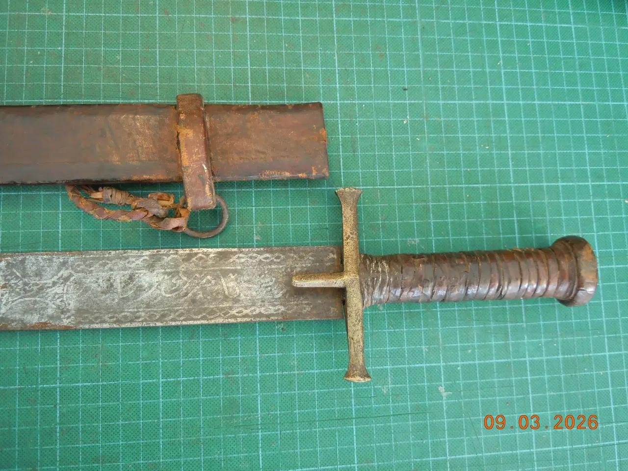 Billede 8 - Sværd, tveægget.  Kaskara med læderskede.