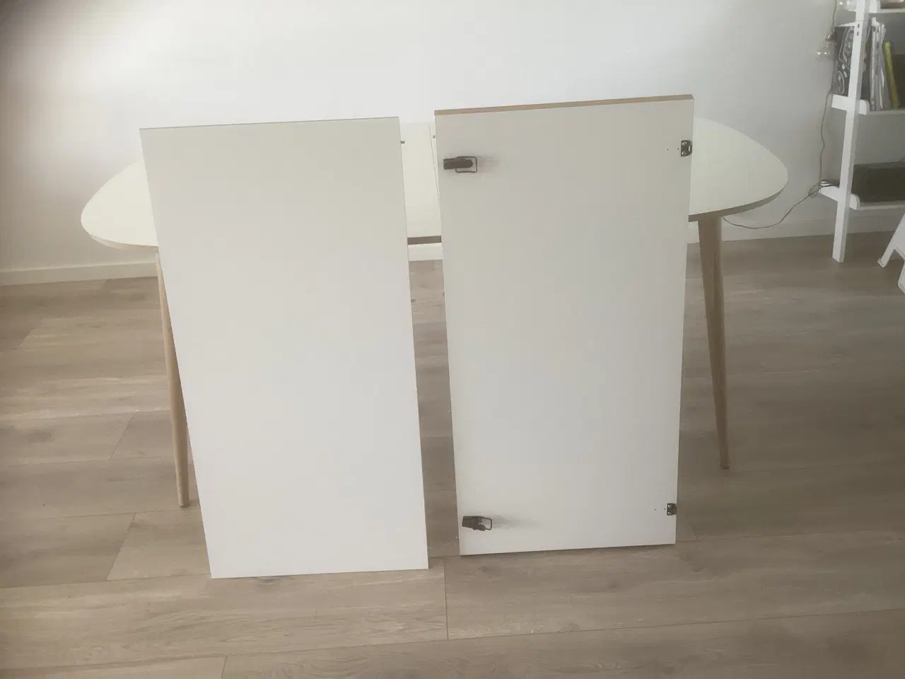 Billede 3 - Spisebord med udtræk hvid/Eg+2 tillægsplader