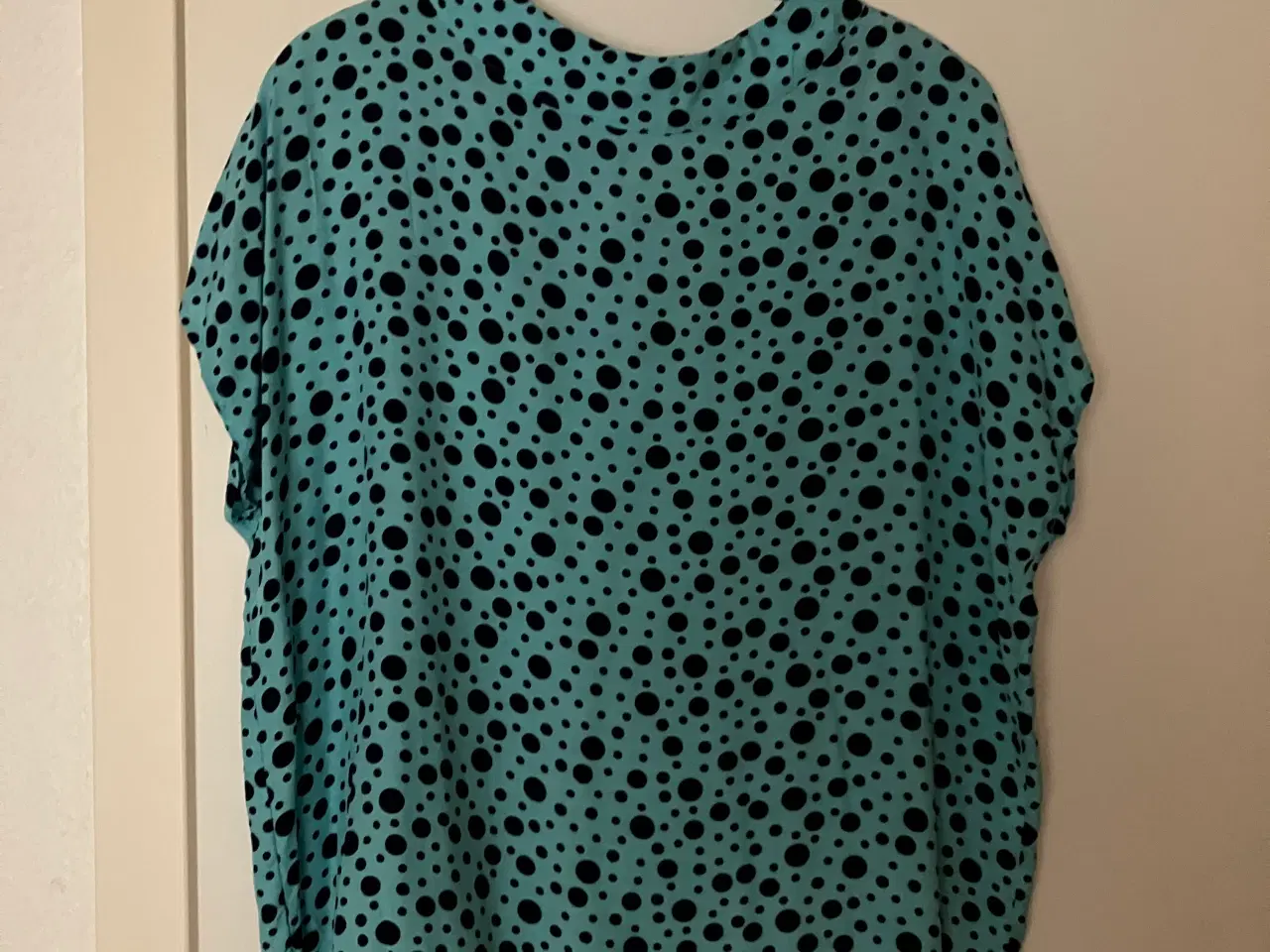 Billede 1 - Bluse fra Mongul,  str L, let og med rynkedetalje 