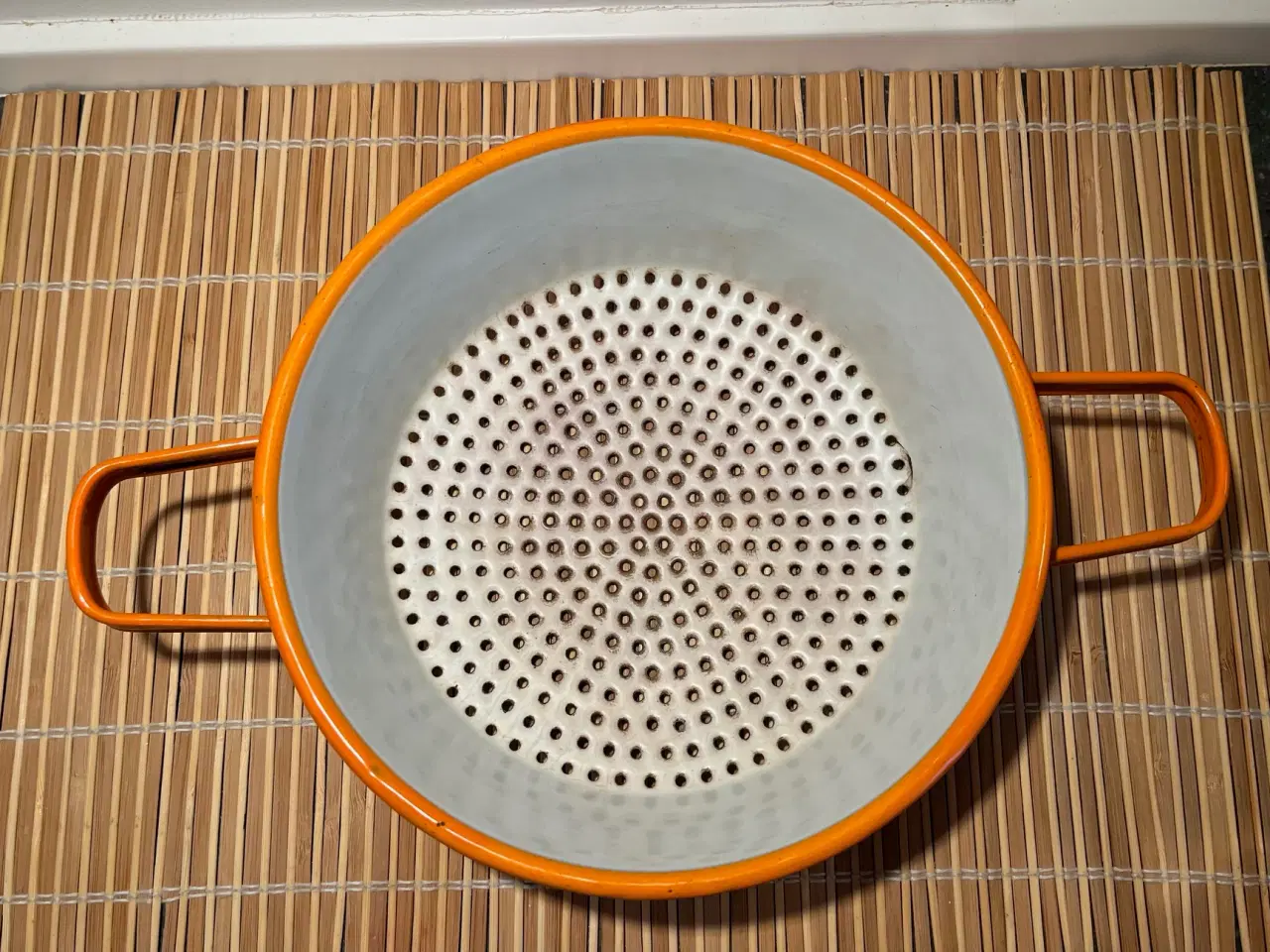 Billede 8 - Flot Retro Sæt i Orange Emalje – Dørslag & Kødrand