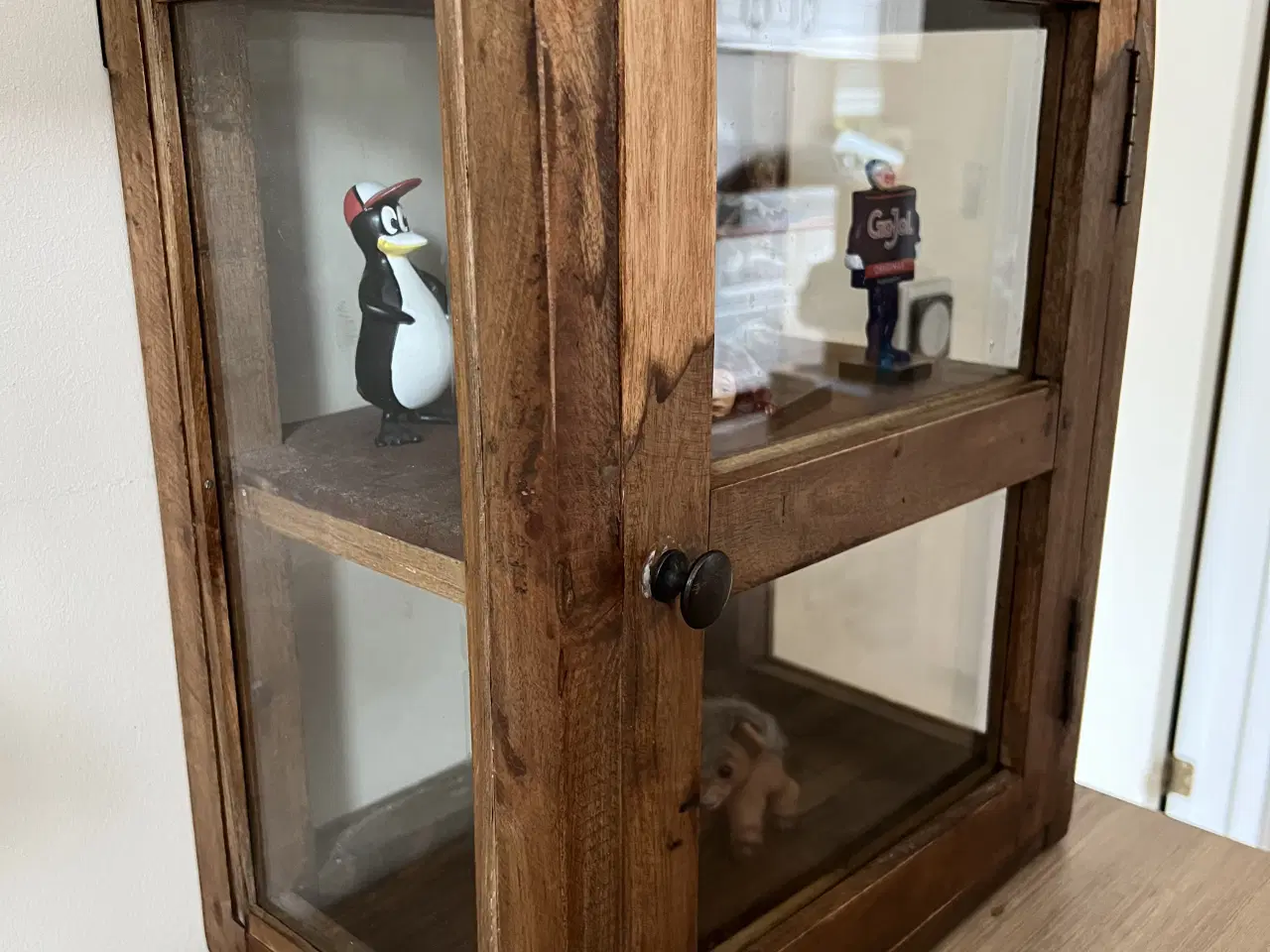 Billede 4 - Smukt lille vitrineskab i genbrugs træ og glas 