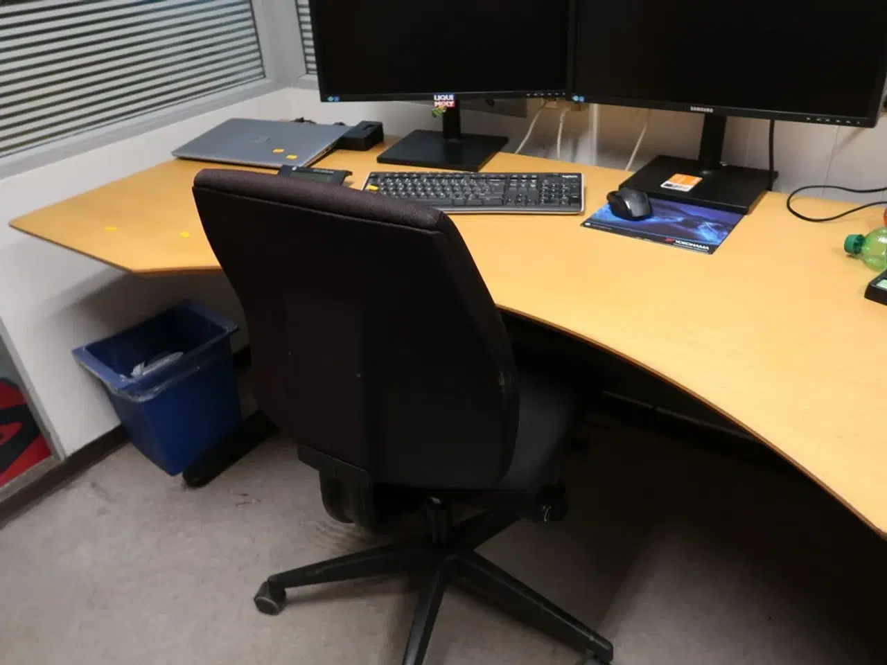 Billede 5 - El. hæve/sænke skrivebord samt kontorstol og skuffemodul, stole og reoler