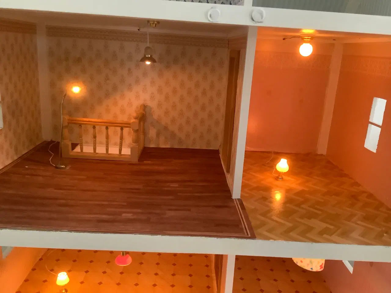 Billede 3 - Dukkehus med lys og adapter 1:12