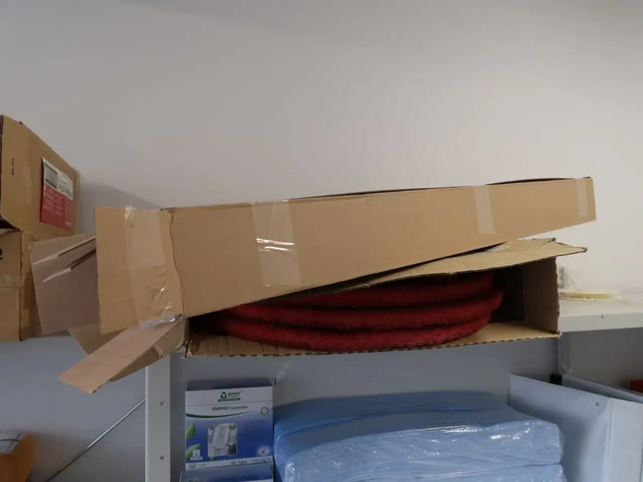 Billede 12 - 3 fag lagerreoler med div. Rengøringsmidler, rengøringsartikler m.m.