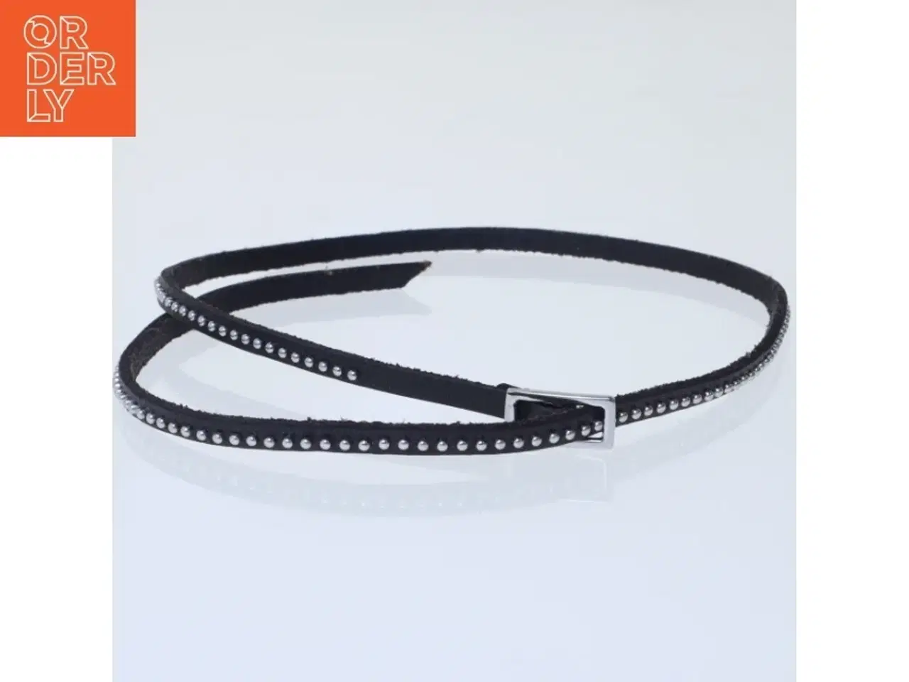 Billede 2 - Sort armbånd med metalnitter (str. 57 cm)