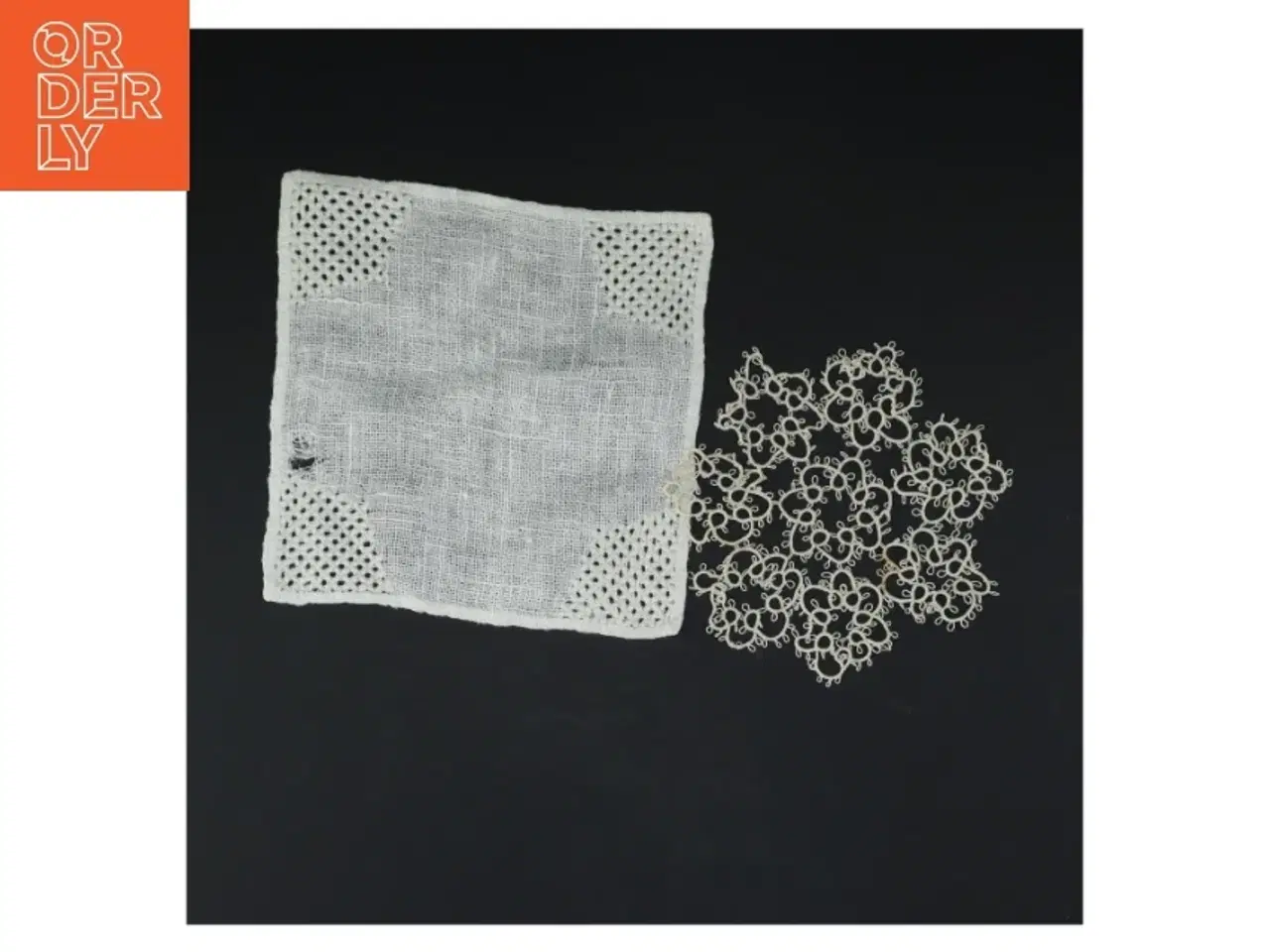 Billede 1 - To brodeerede servietter (str. 16 x. 16 cm. og. 13,5 cm)
