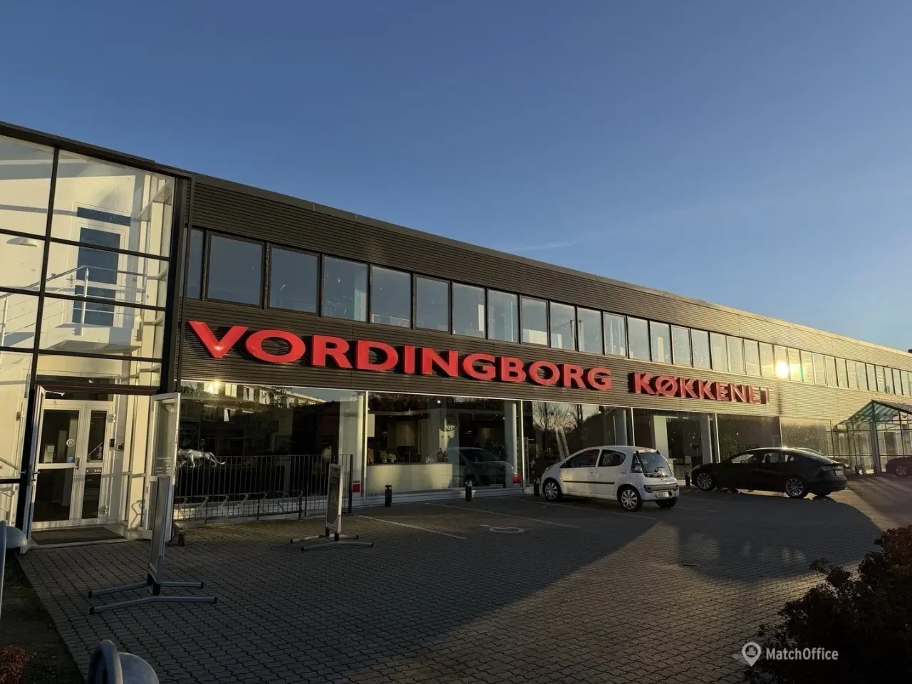 Billede 6 - Pæn & indbydende butik/showroom med stor synlighed