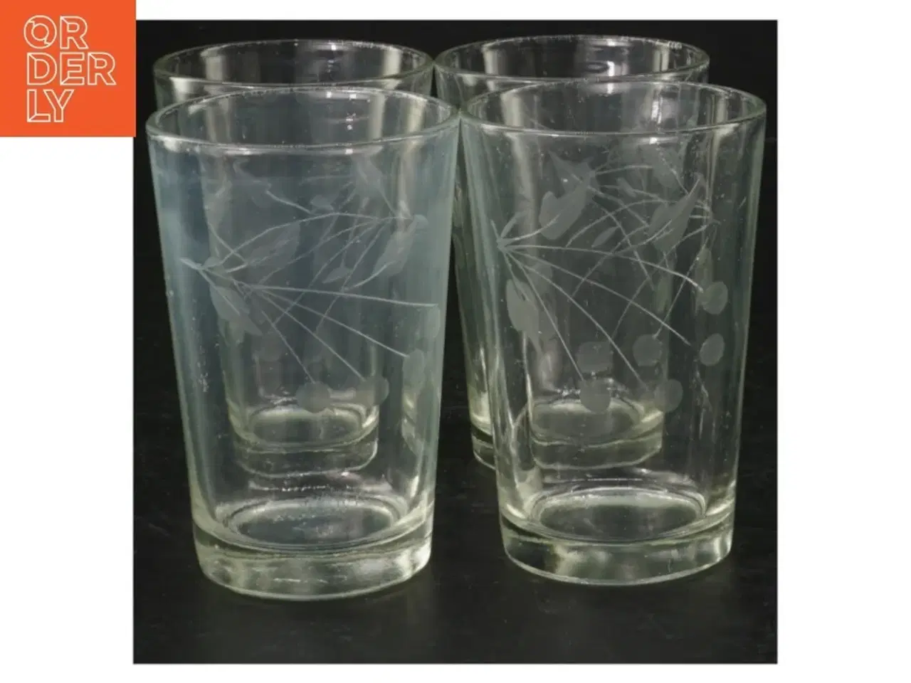 Billede 2 - Grønlige glas med graveret blomstermotiv (str. H. 9,5 cm. ø. 6,5 cm)