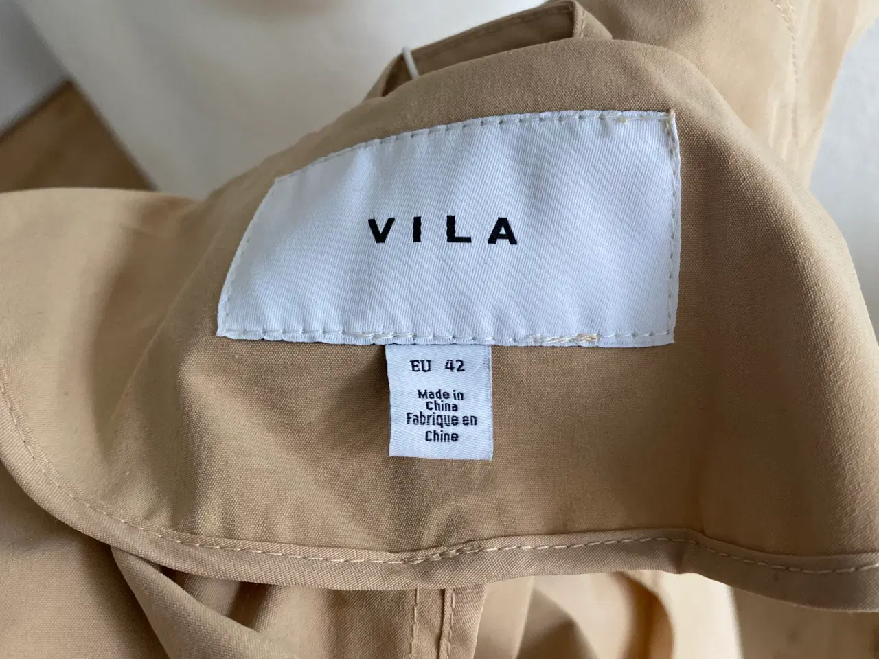 Billede 11 - Beige Trenchcoat fra Vila 