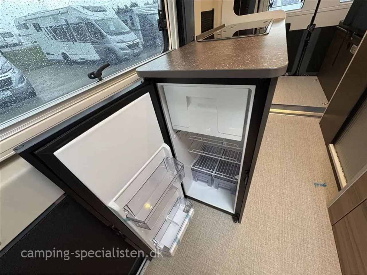 Billede 11 - 2026 - Bürstner B66 C 600 m. automatgear   NYHED! Bürstner B66 C 600 2026 - kampagne model  Aut gear 140 HK kan ses hos Camping-Specialisten.dk