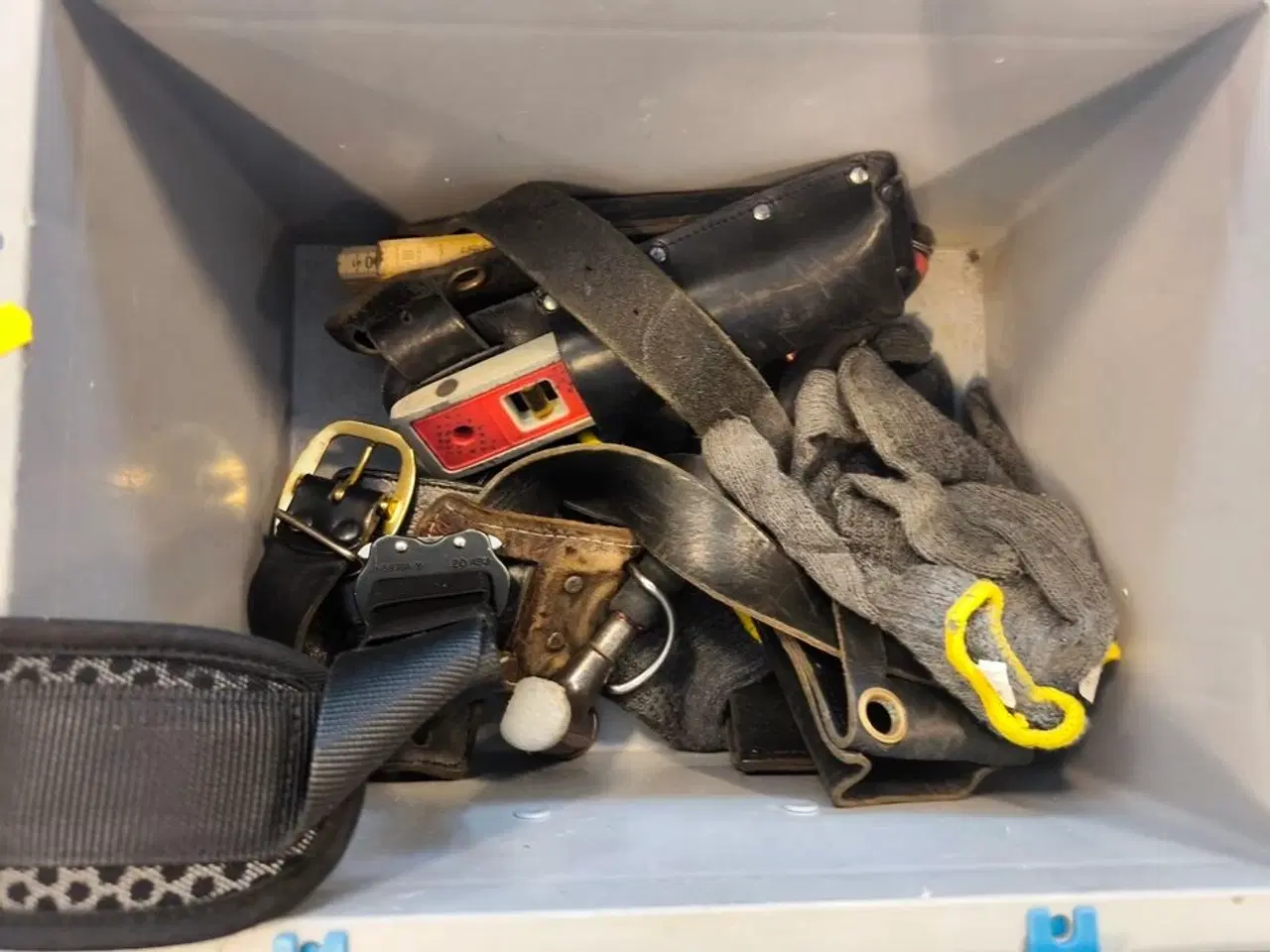 Billede 2 - Kasse m. sikringsgrej samt div.