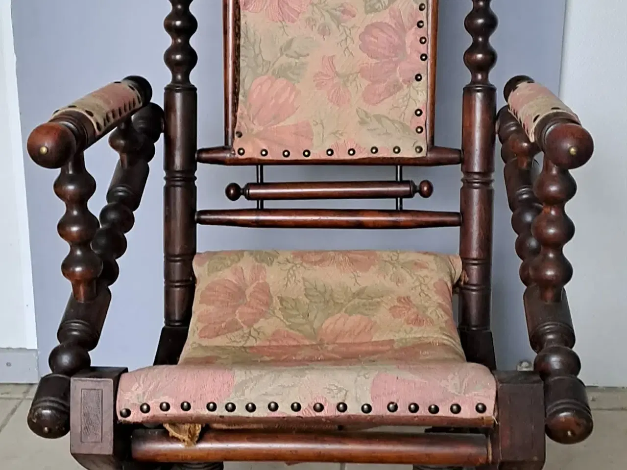 Billede 4 - Gammel rokkestol i mørkt træ