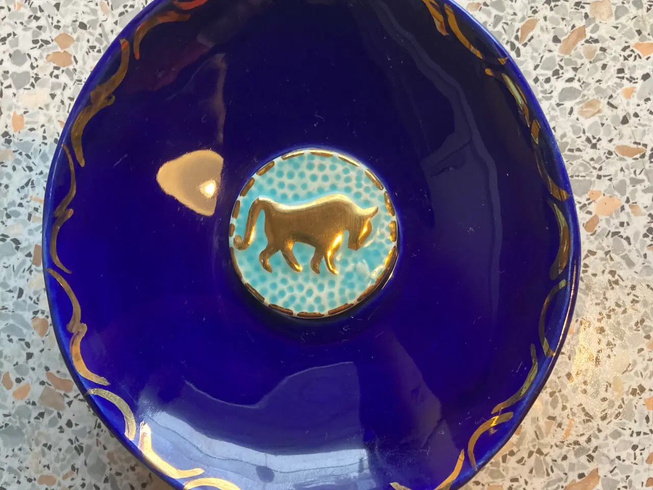 Billede 1 - Tallerken med tyrens tegn 