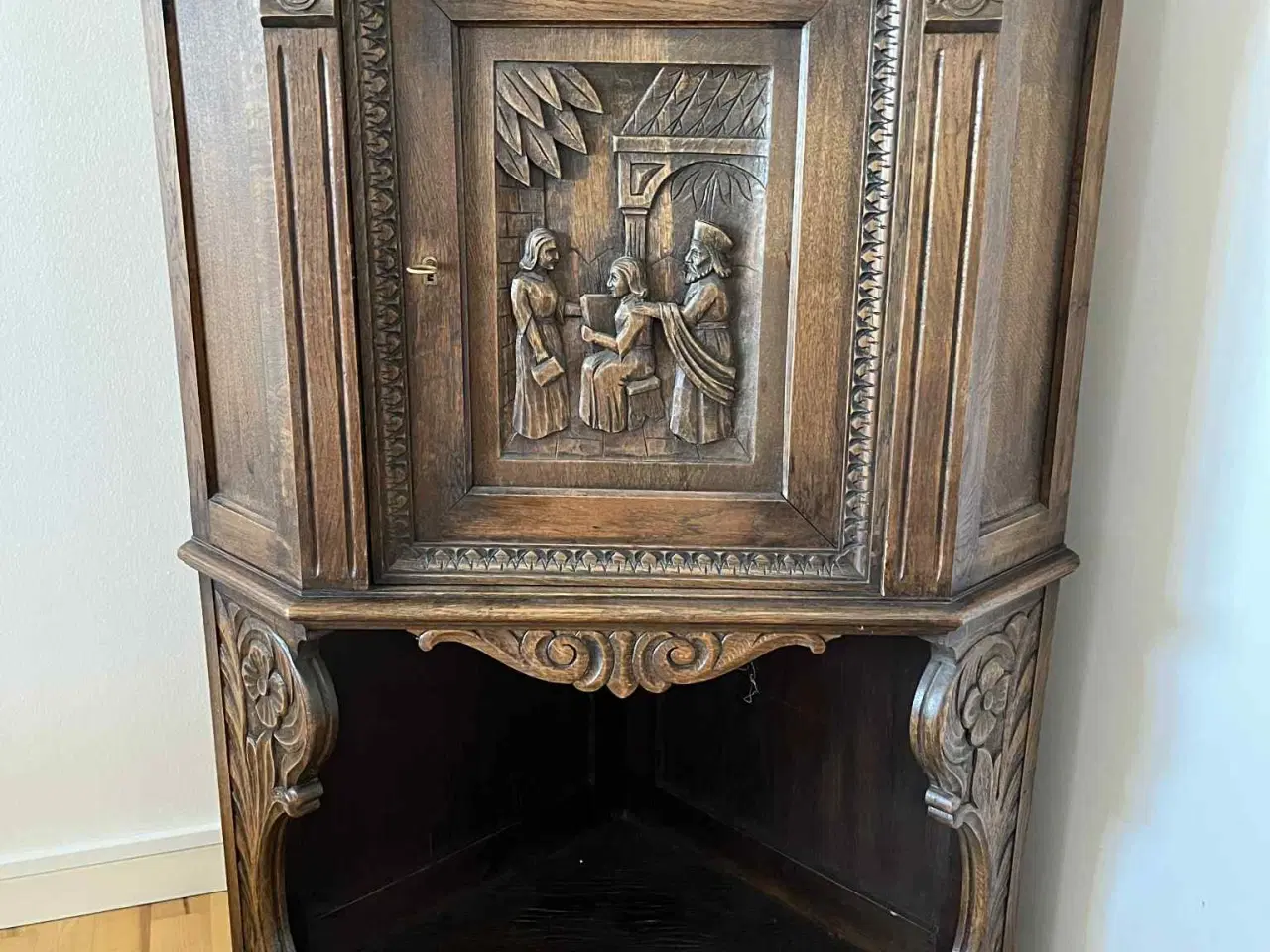 Billede 1 - Antik hjørneskab i træ med udsmykning