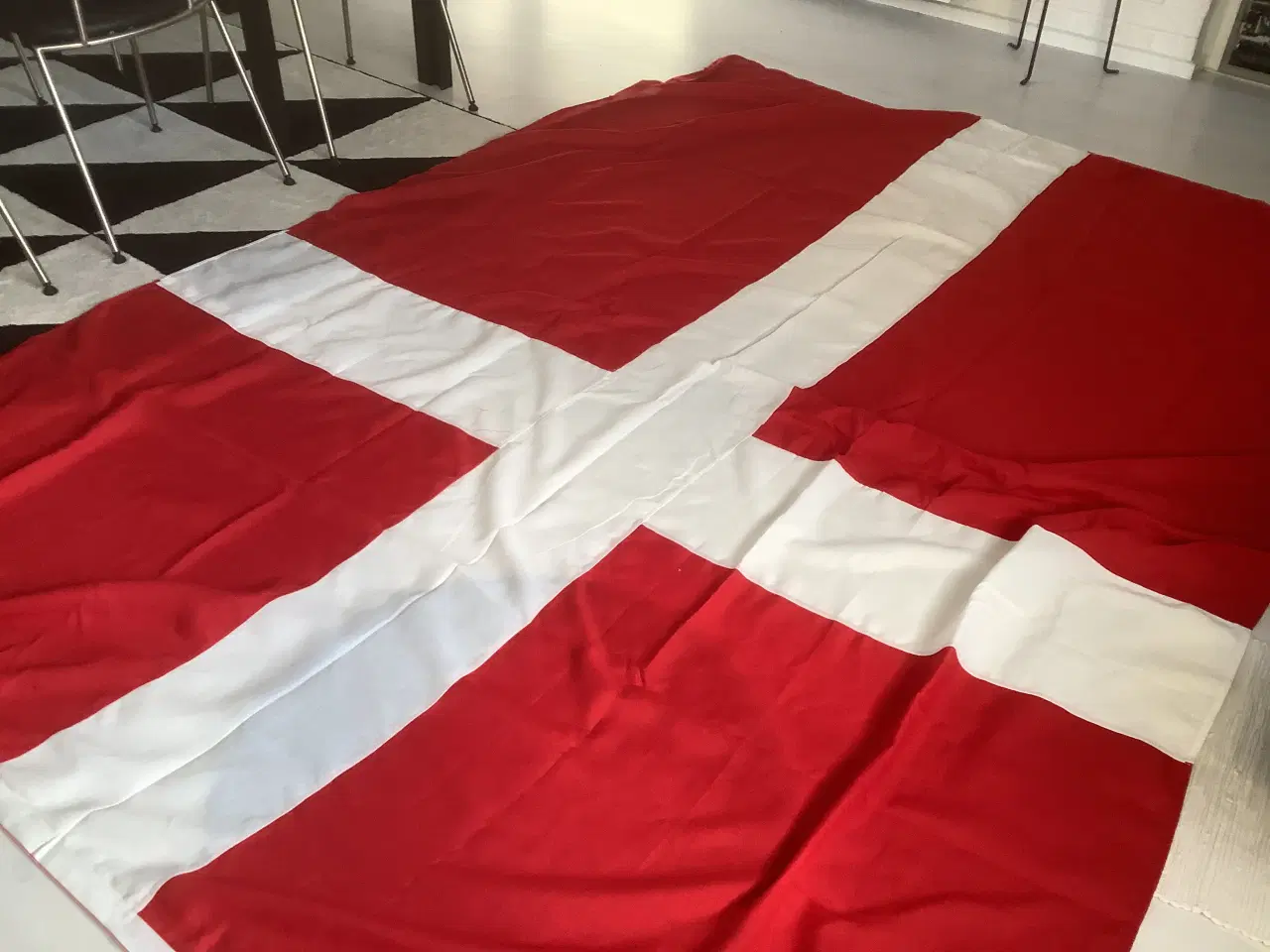 Billede 1 - Dannebrogsflag nyt 2 stk kr 150