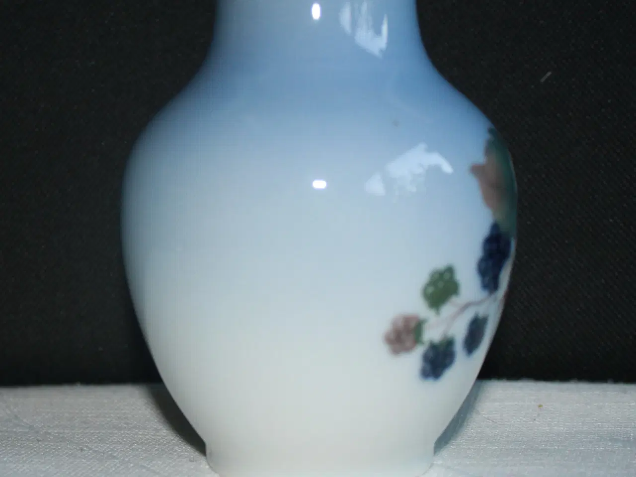 Billede 6 - Vase med brombærkvist fra Royal Copenhagen