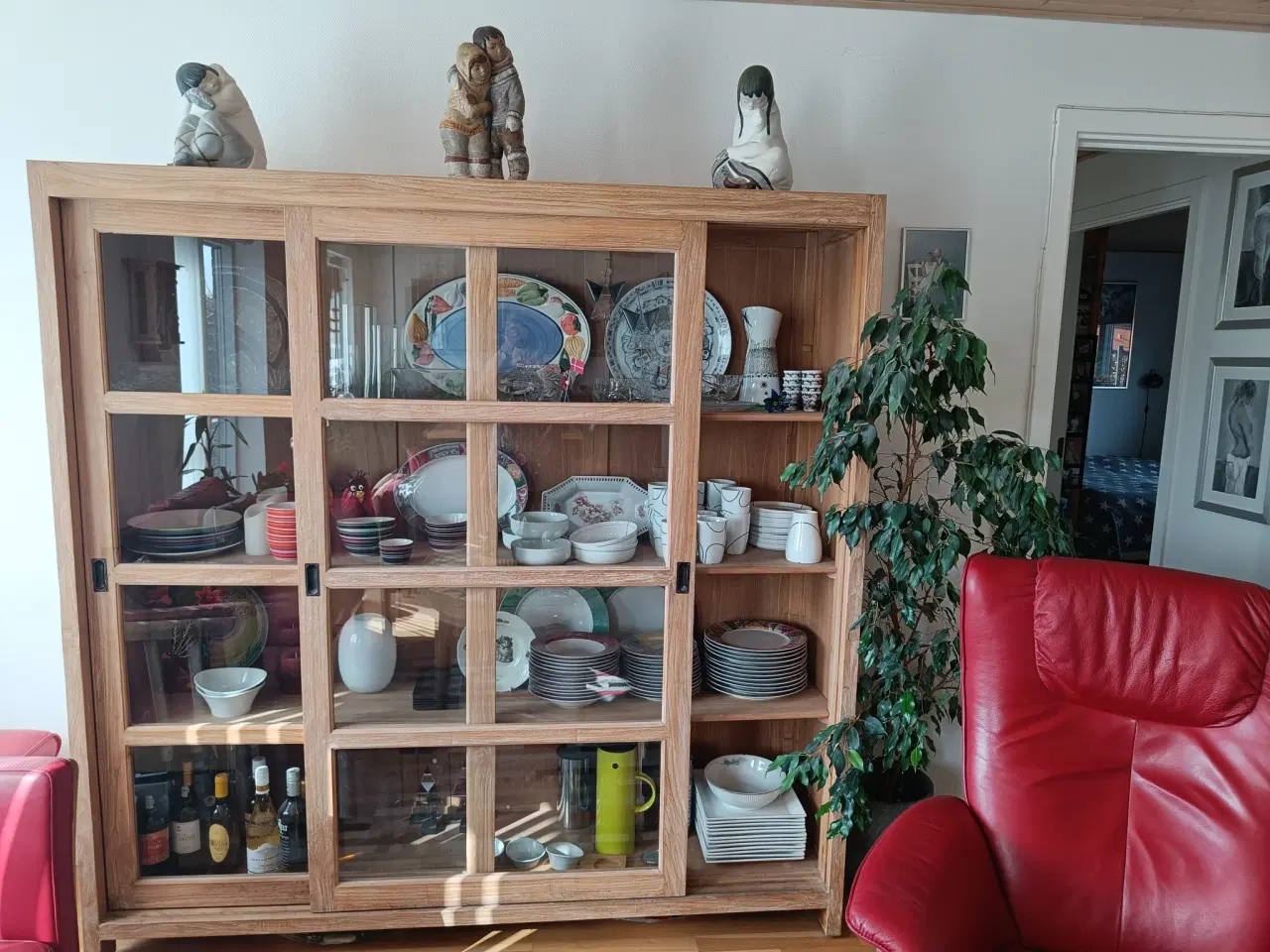 Billede 2 - Flot dækketøjsskab i massiv træ sælges