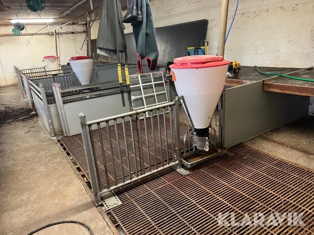 Billede 2 - Grisestier i rustfrit stål med inventar Skiold 12 styk