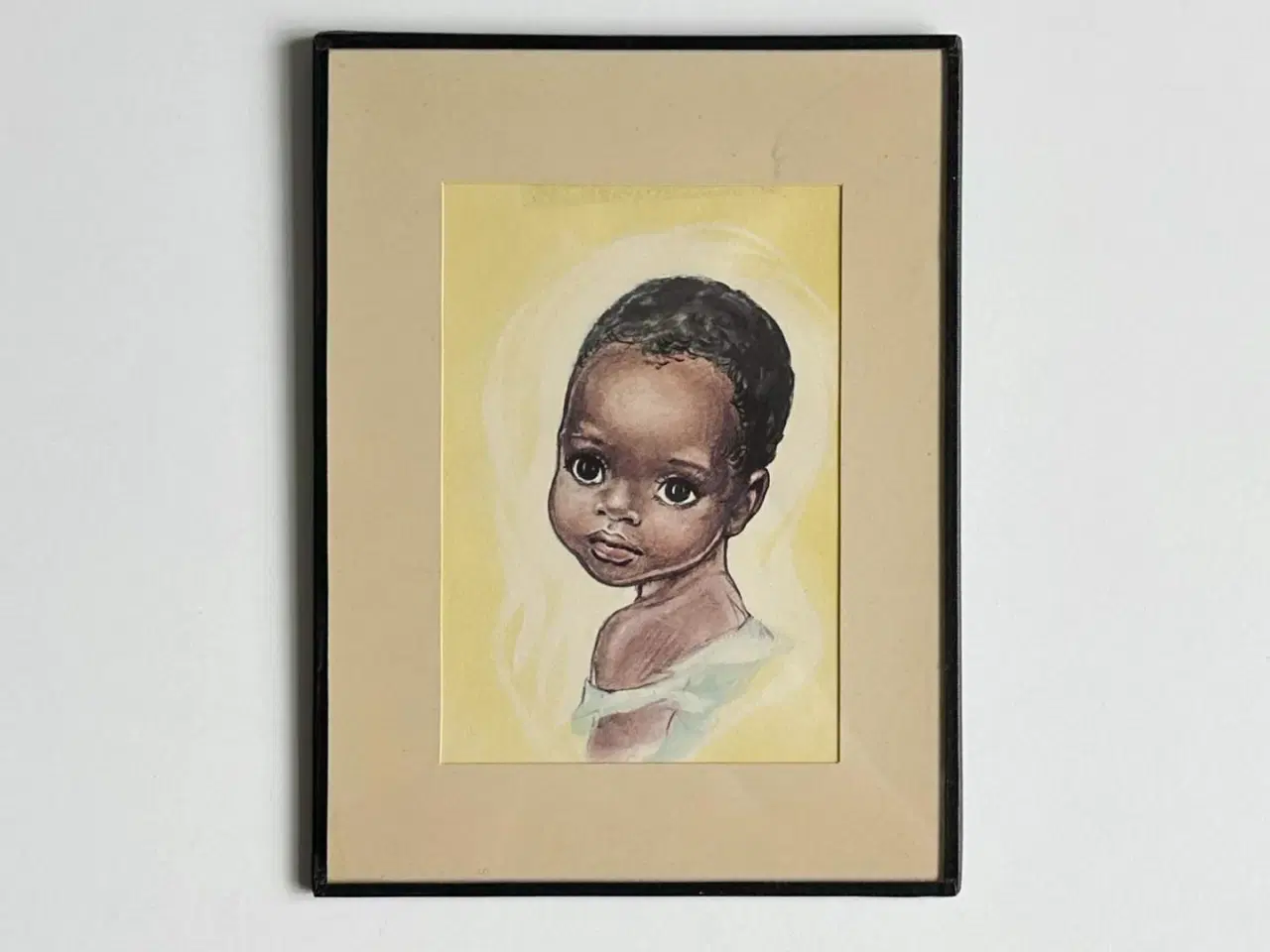 Billede 1 - Barneportræt m gul baggrund