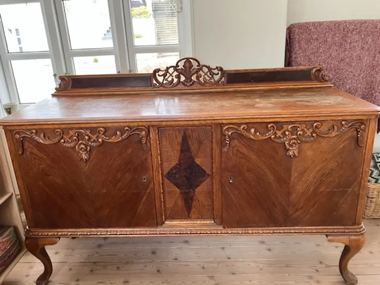 Billede 1 - Skænk med udskæringer