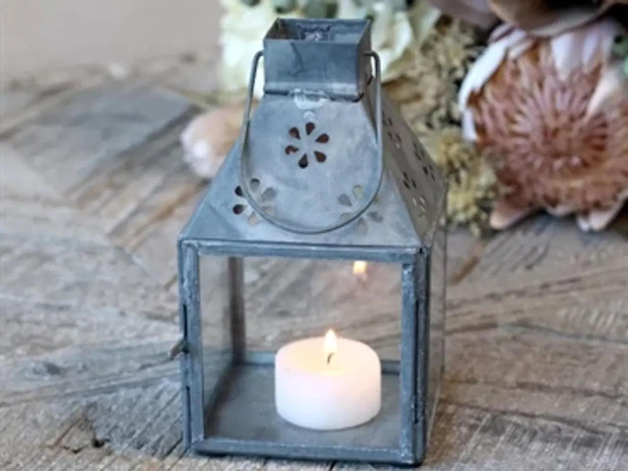 Billede 1 - Lanterne med blomster mønster i zink,