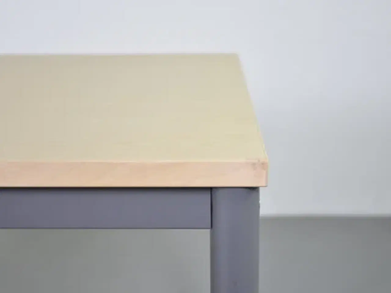 Billede 9 - Efg kantinebord med birkeplade og gråt stel