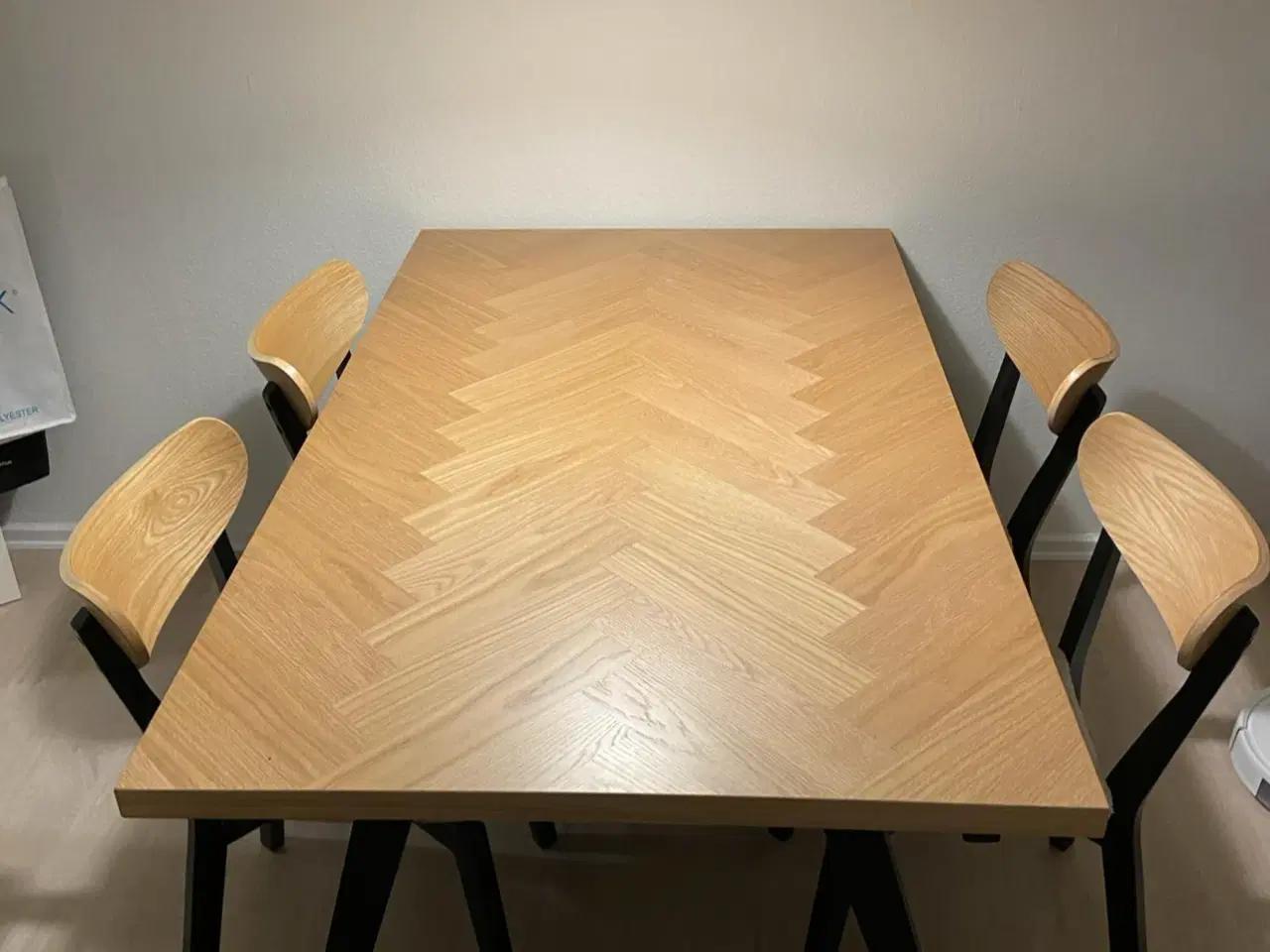 Billede 1 - Spisebord med to tillægsplader og 4 stole sælges