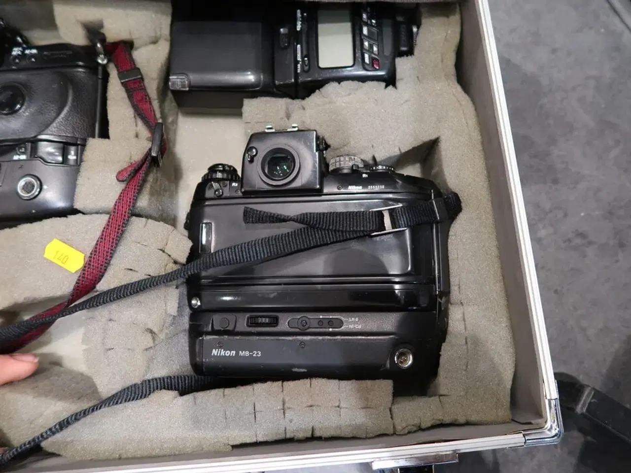 Billede 3 - Kuffert med 2 stk. kamera NIKON MB-23, 3052380 samt flash