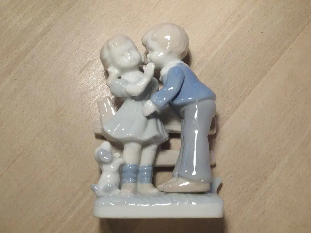 Billede 1 - Figur Dreng kysser pige