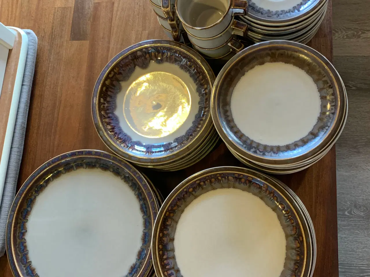 Billede 2 - Tallerkner, kopper og andet sælges