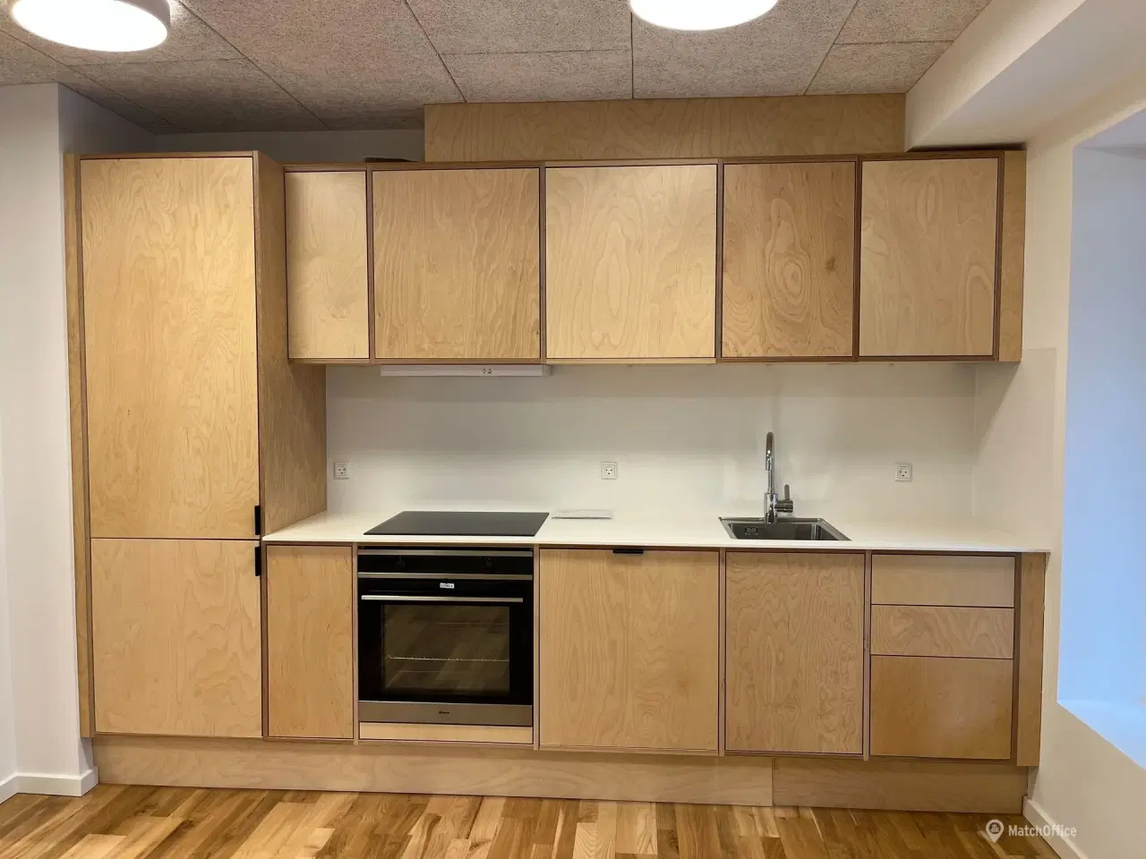 Billede 5 - Lyst kontorlokale med eget køkken og bad – tæt på metro