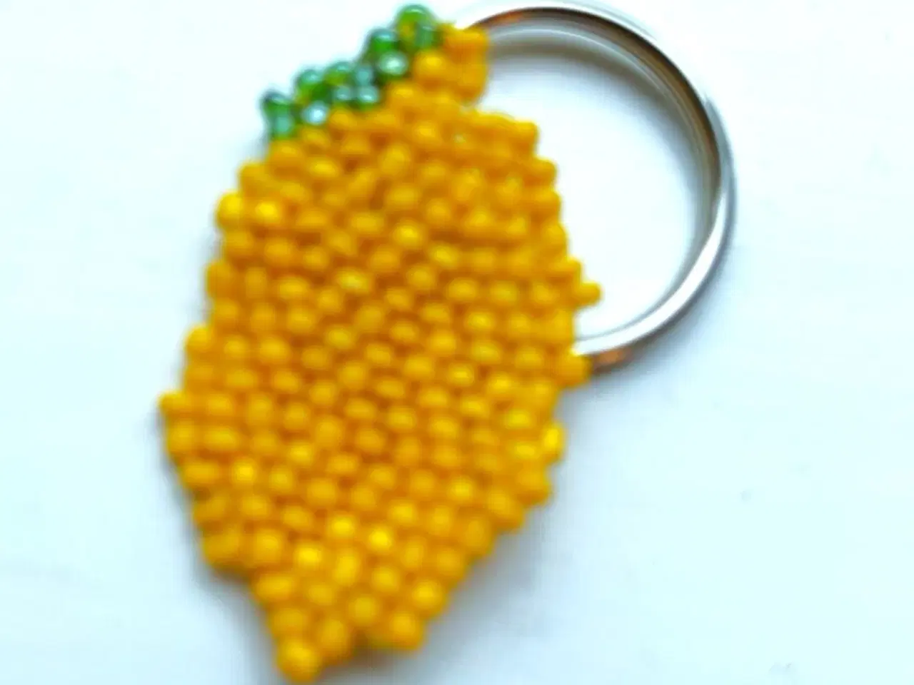 Billede 3 - Håndsyet citron i små glasperler - på nøglering