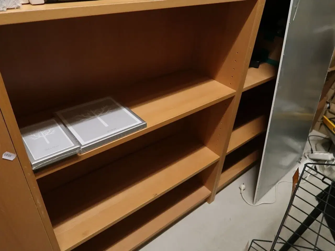 Billede 5 - 2 stk. reoler med div. Rammer m.m.