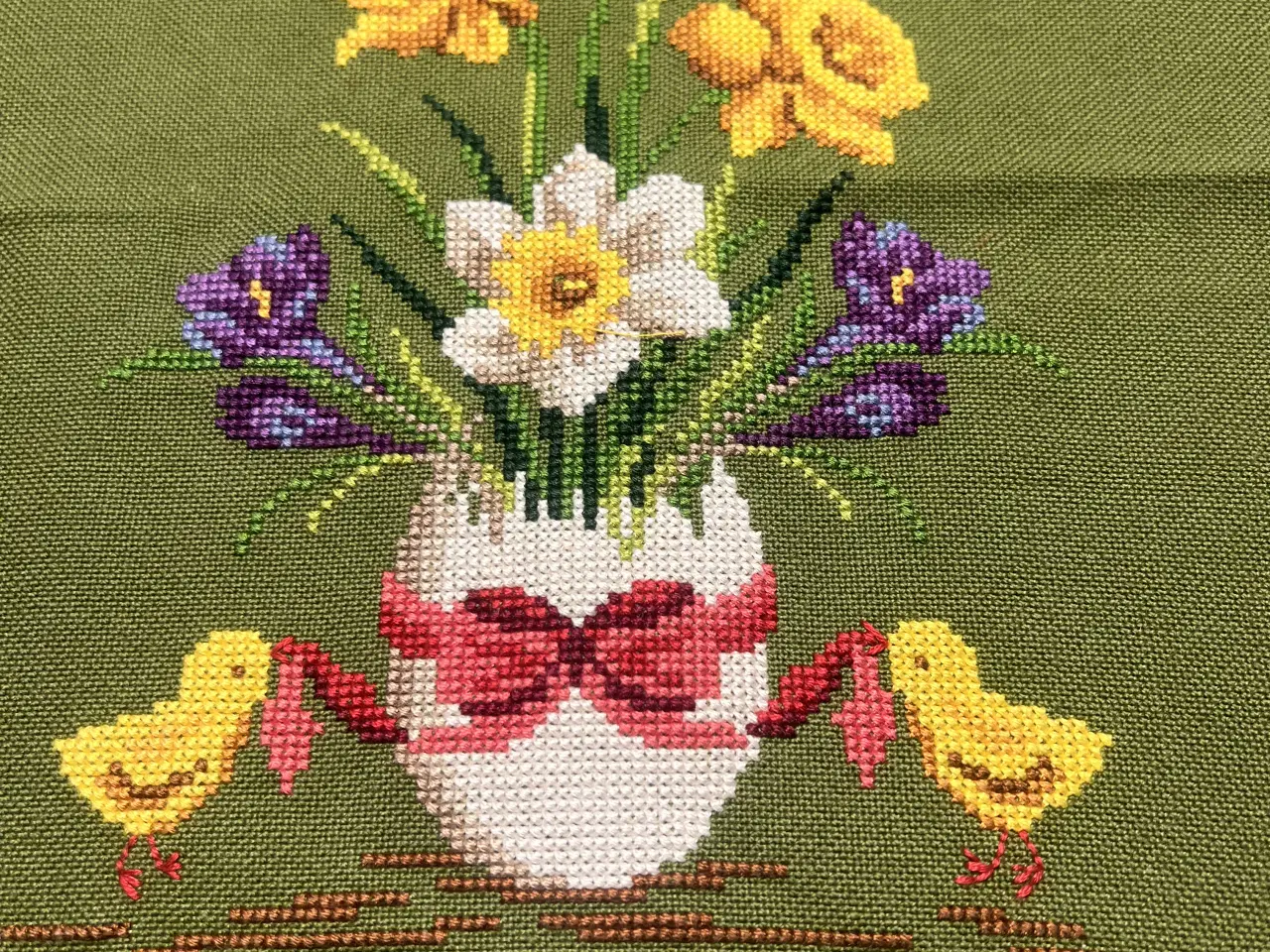 Billede 1 - Broderet påskeløber i mørkegrøn