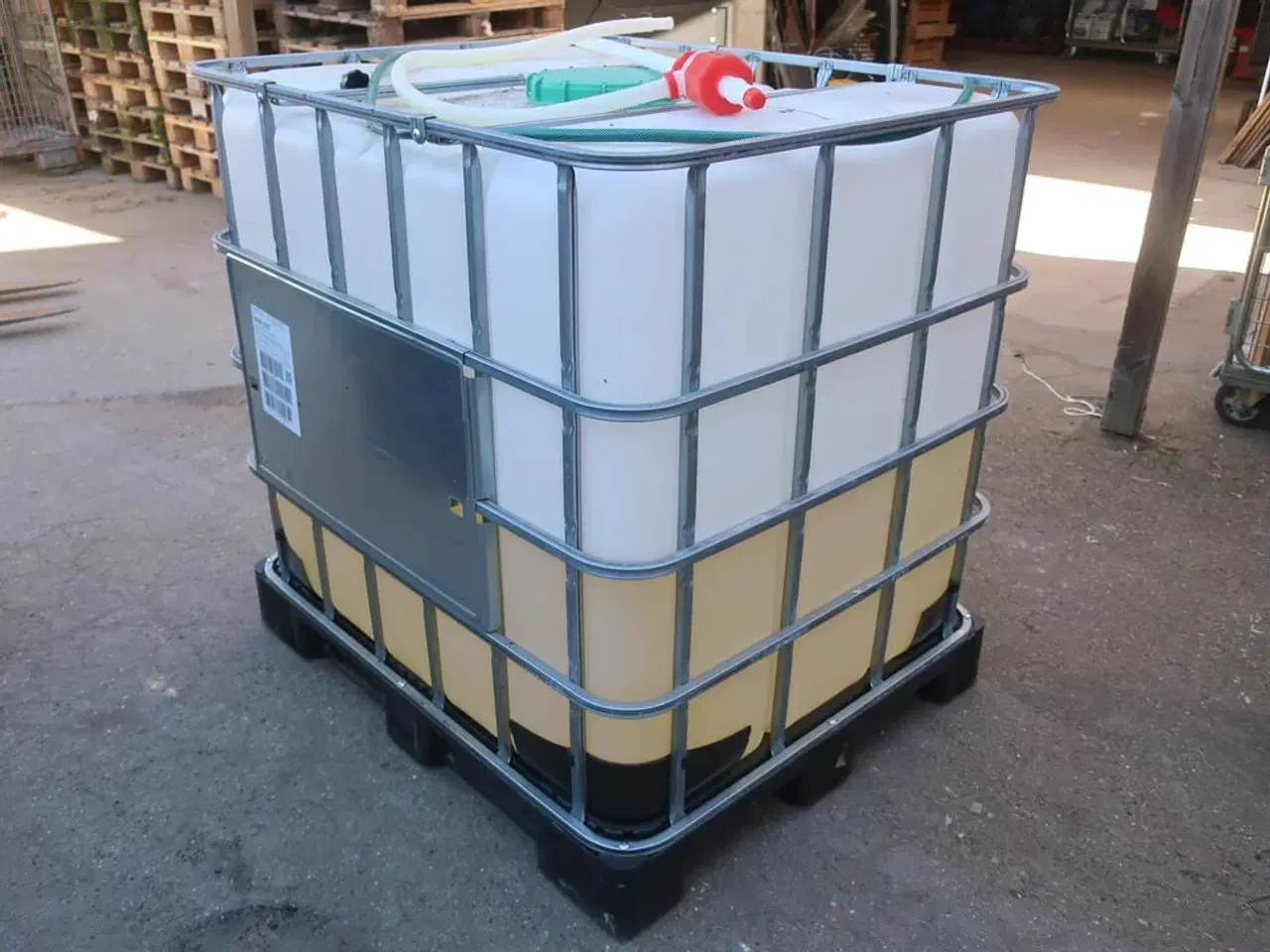 Billede 2 - 1000 L beholder med indhold