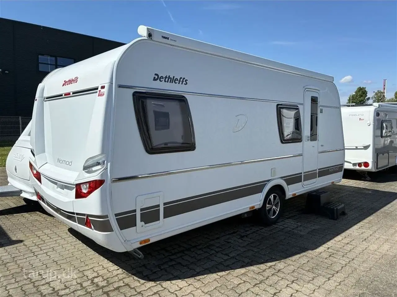 Billede 2 - 2021 - Dethleffs Nomad 490 BLF Mover, Thule markise, dobbeltsengsvogn, side-siddegruppe, frontkøkken, 3-trins el-gulv-varme, stort 142 l . køleskab med fryser