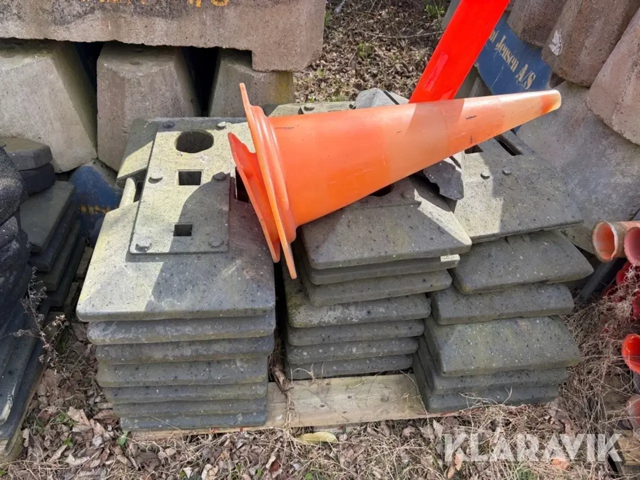 Billede 3 - Trafikkegler / afspærringsudstyr kegler og fødder