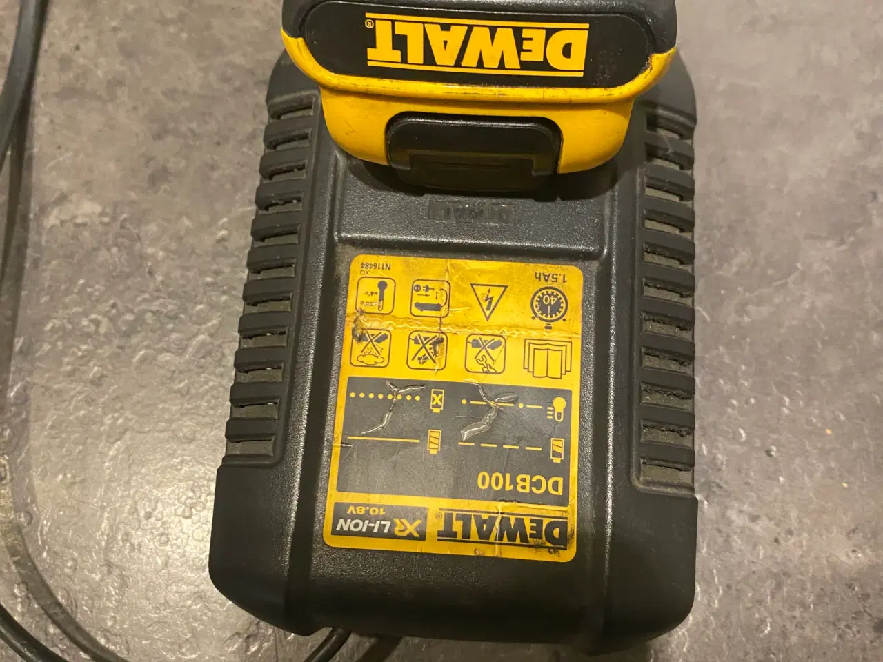Billede 4 - DeWalt lader og badari sælges.