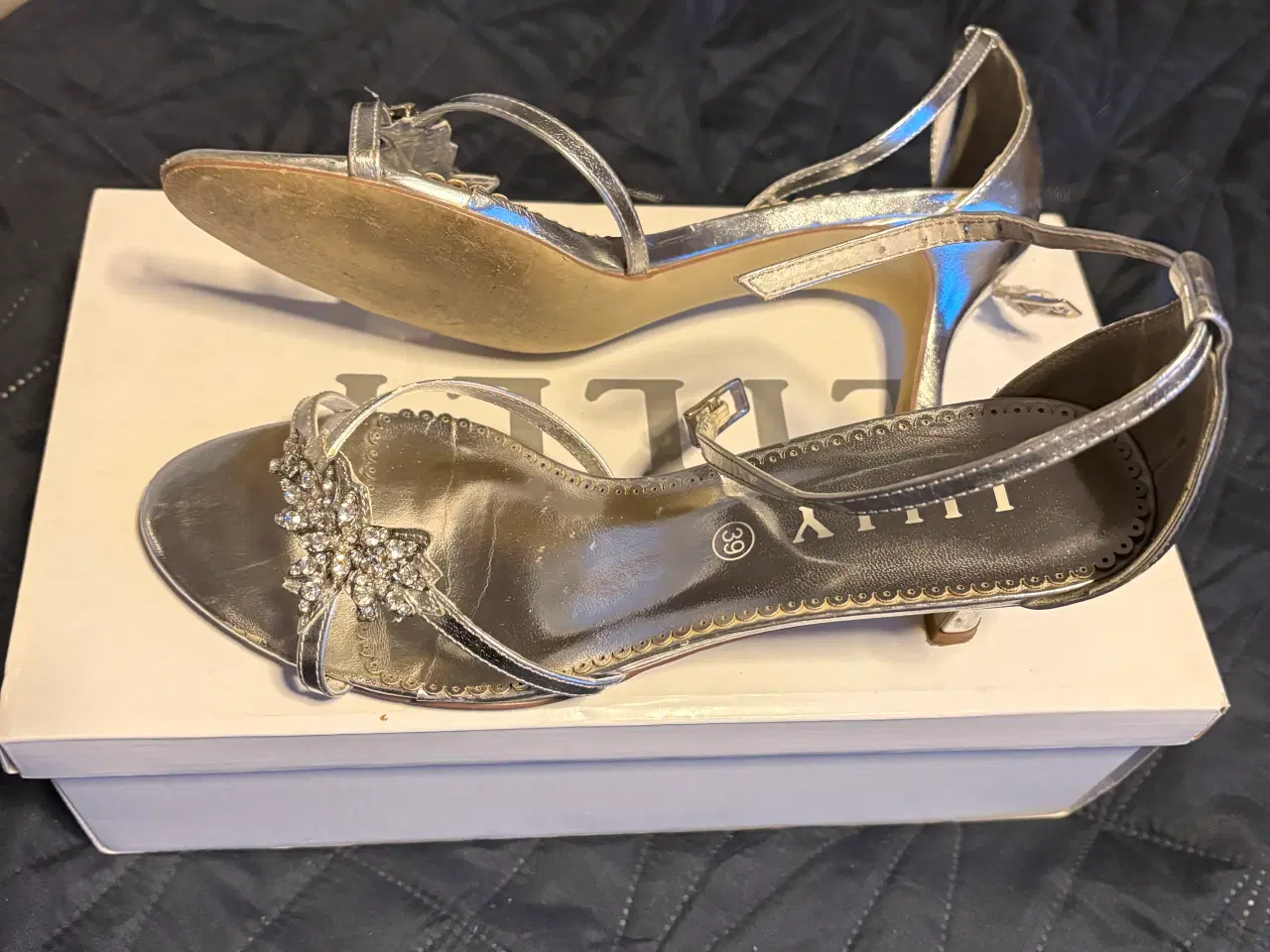 Billede 1 - Lækker Lilly sølvsandal str 39