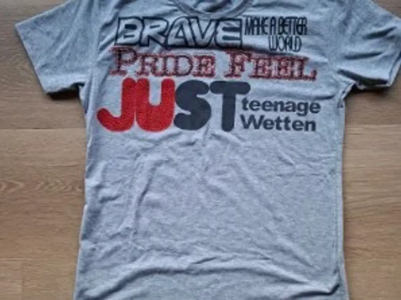 Billede 1 - Flot ny t-shirt med røde og sorte "sten"