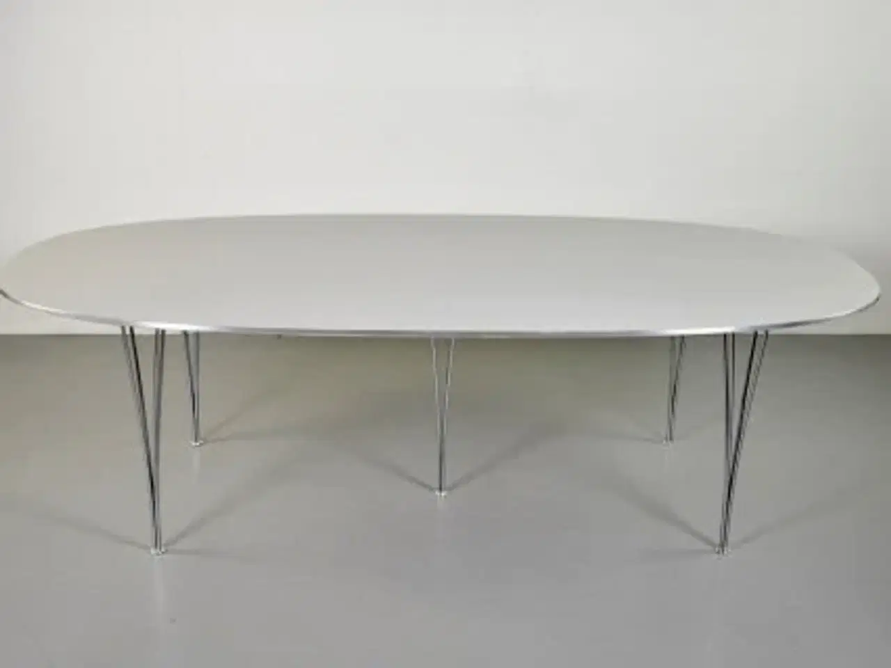 Billede 3 - Fritz hansen konferencebord i grå med oval plade, 240 cm.