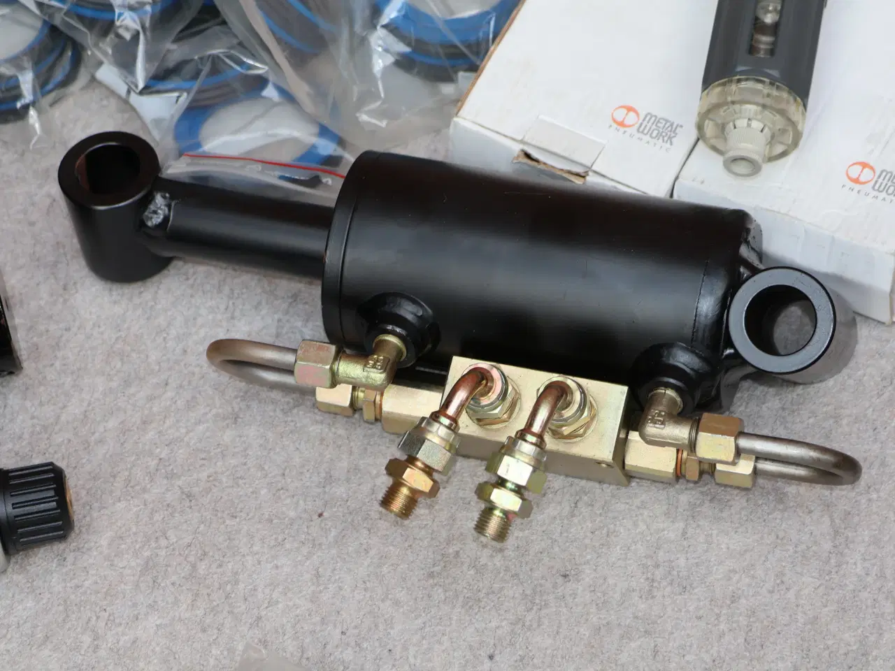Billede 9 -  Hydraulik stempler, ventilblokke m.m. ubrugt.