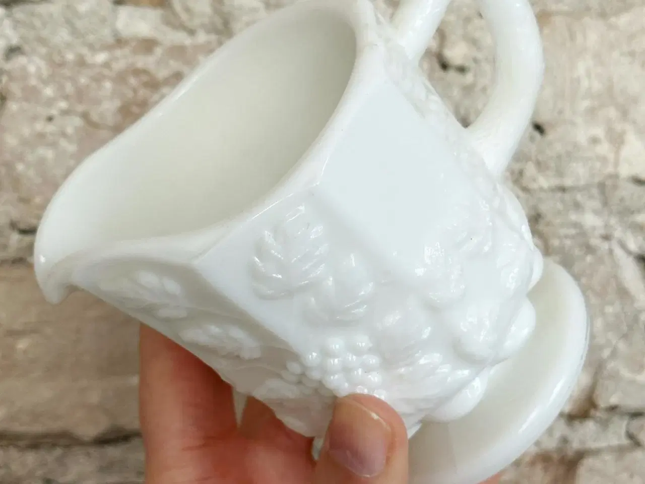 Billede 3 - Flødekande, opalineglas, kantet med vindrueranker