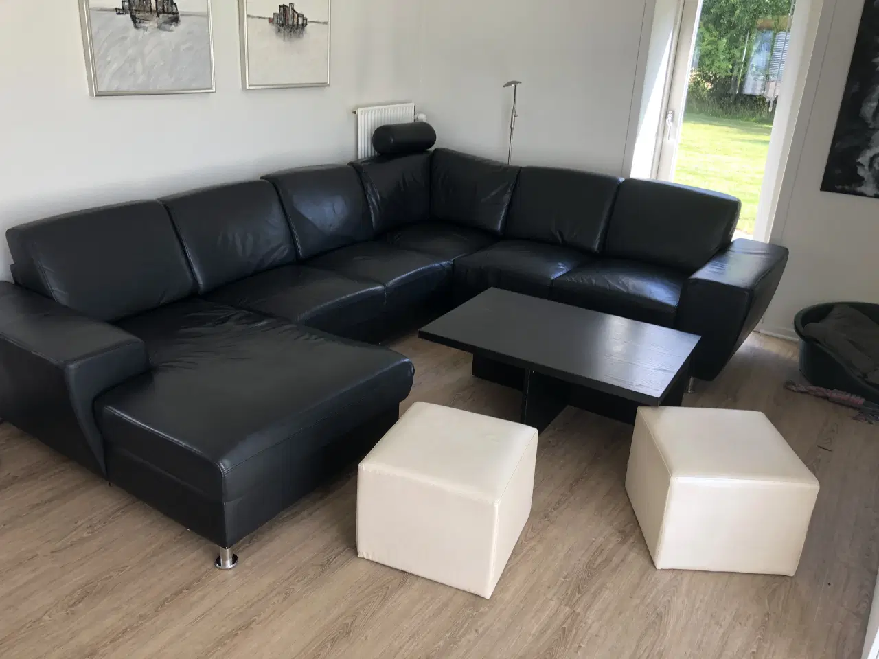 Billede 2 - Læder sofa med chaiselong, inkl. bord og skamler