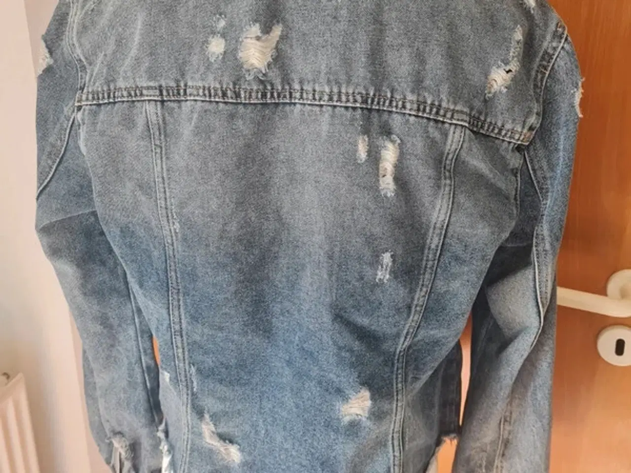Billede 3 - denim jakke str 42 fra Only