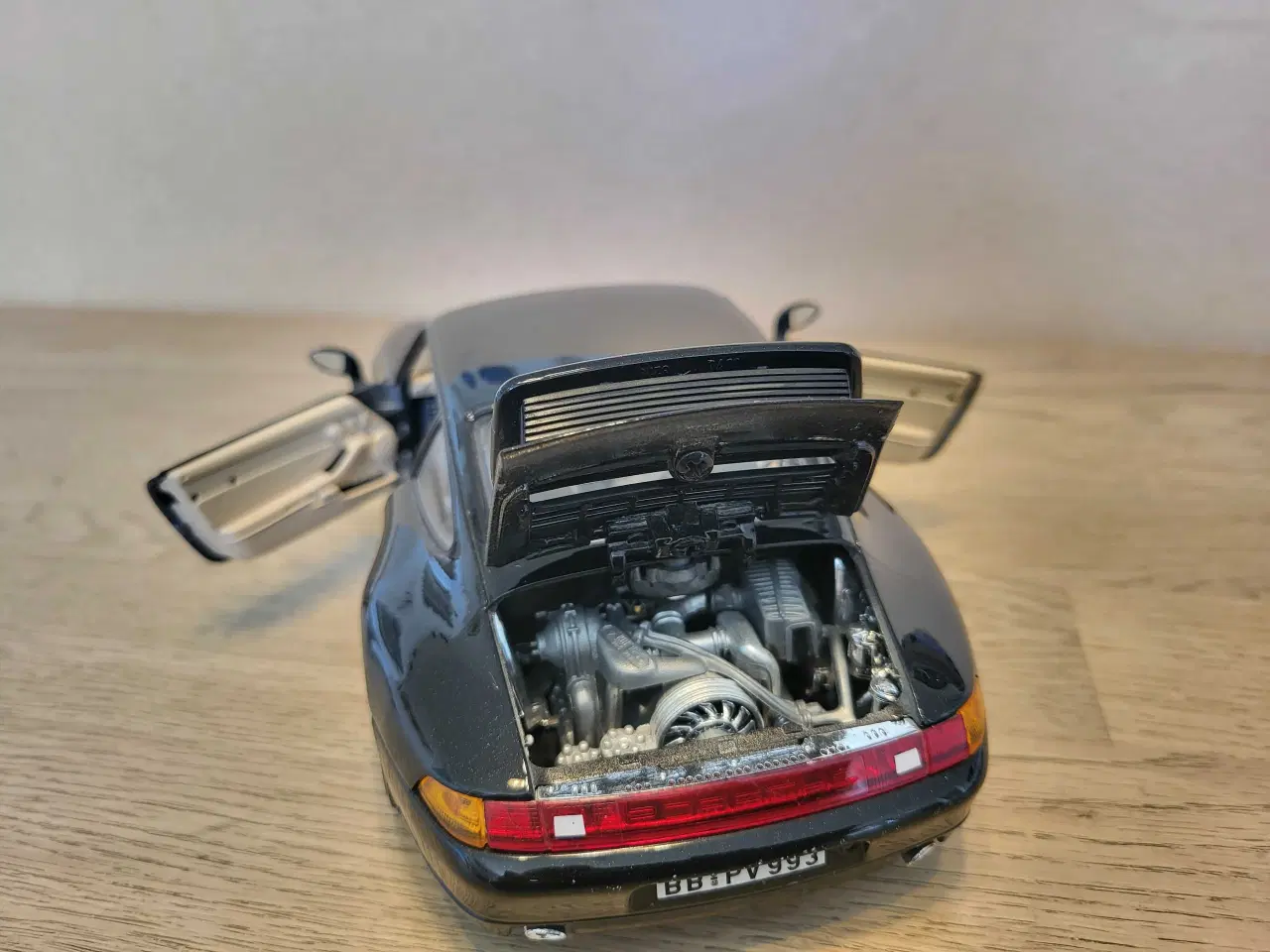 Billede 3 - Modelbil: Porsche 911 Carrera 1993.  Skala 1/18.